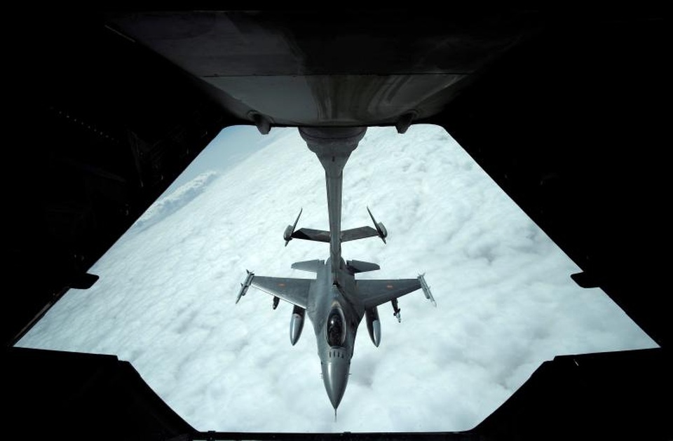 Phi đội "chim sắt" của Mỹ tham gia chiến dịch không kích IS - 4
Một máy bay chiến đấu F-16 đang được tiếp nhiên liệu trên không.