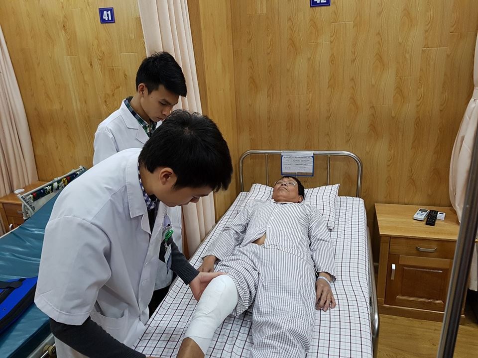 Phát hiện sớm bệnh “nhồi máu xương” sẽ không phải thay khớp nhân tạo - 1 Sau 8 ngày mổ, cử động khớp gối của bệnh nhân đã ổn, với độ gập gối đạt 60 độ. Bệnh nhân sẽ được tập phục hồi chức năng để đi lại bình thường. Ảnh: H.Hải
