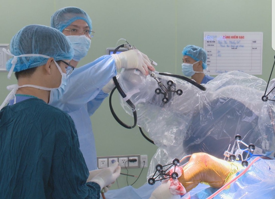 Khớp “hỏng đâu thay đấy” nhờ can thiệp Robot hiện đại - 2 TS Hoàng Gia Du thực hiện can thiệp thay khớp gối bán phần cho bệnh nhân bằng Robot hiện đại.