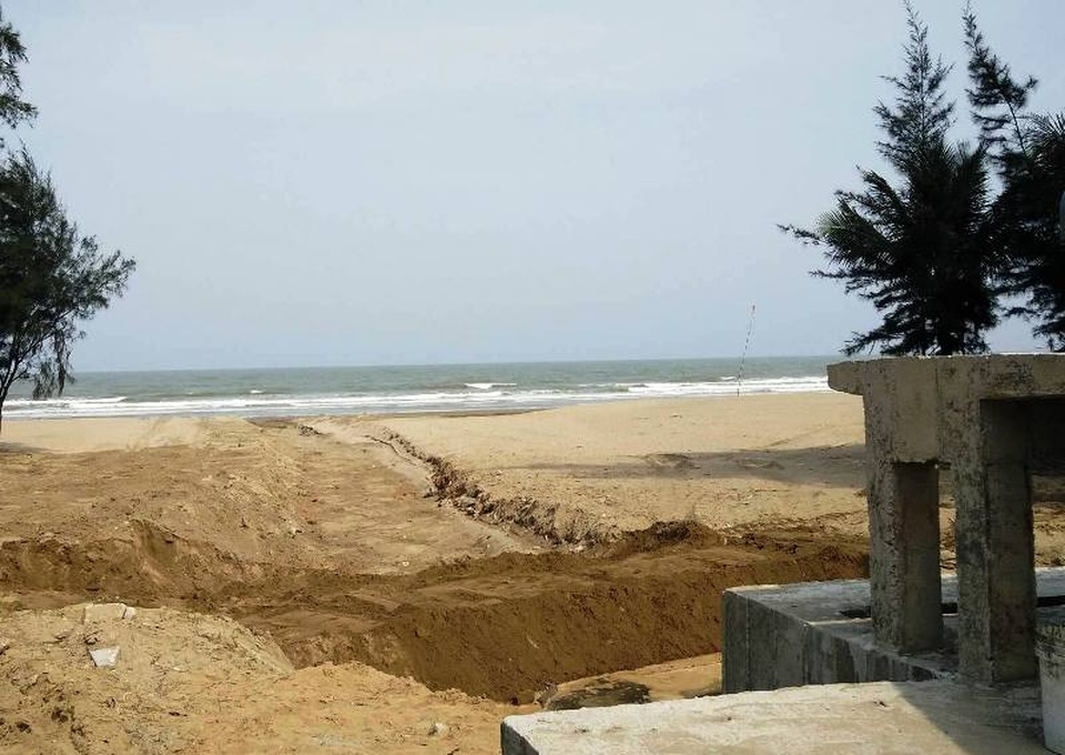 "Bịt" các rãnh nước hôi thối đổ ra bãi biển Sầm Sơn - 4 Trước mắt sẽ xử lý lấp cát, ngăn nước chảy thẳng ra biển và bơm hút nước về hệ thống xử lý
