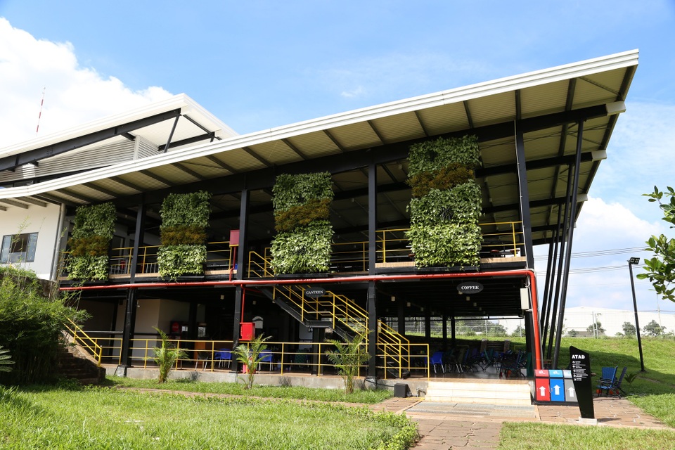 Khám phá nhà máy kết cấu thép LEED Gold đầu tiên ở châu Á - 6 Một góc căn tin