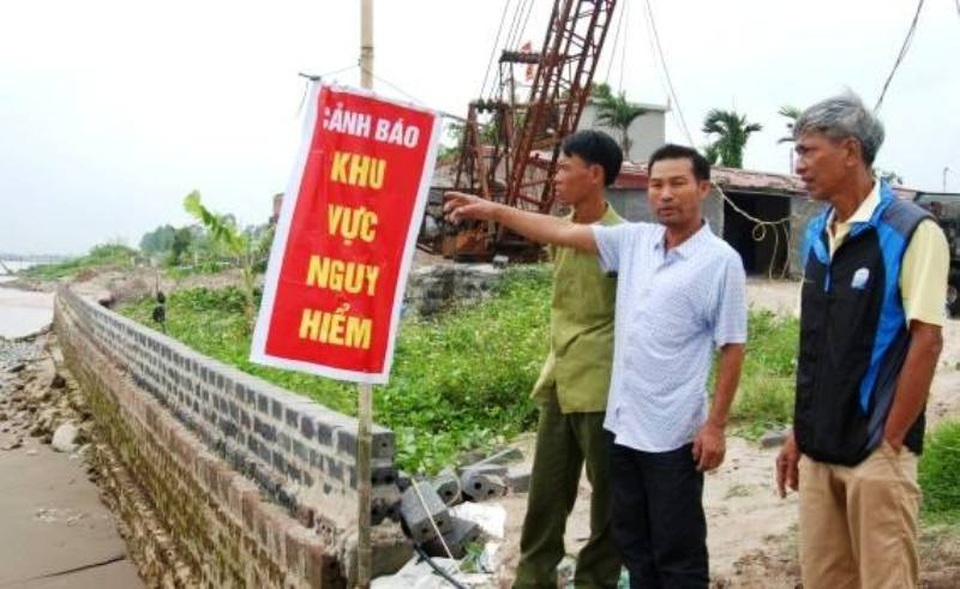 4 giờ vật lộn kéo lưới, thu được... quả bom 240kg - 2 Chính quyền địa phương dán thông báo khu vực nguy hiểm cảnh báo người dân