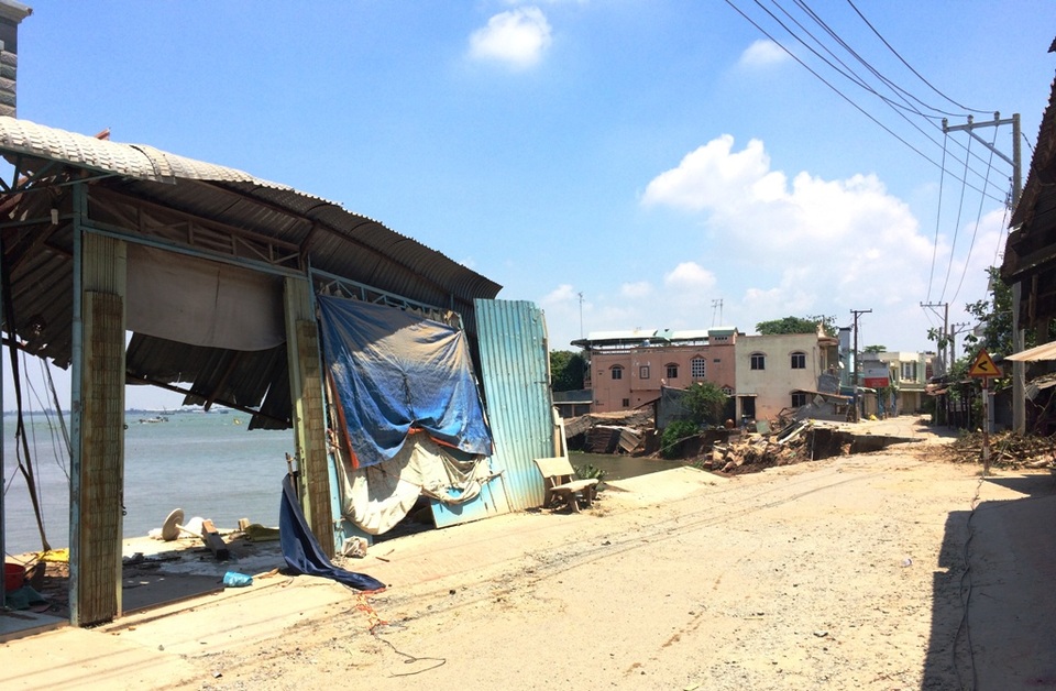 Thảm họa sạt lở bất ngờ xảy ra và kéo sụp 14 nhà dân xuống sông Hậu trong chớp mắt... Nhưng rất may cán bộ đã kịp thời di dời dân nên không ai bị thương vong