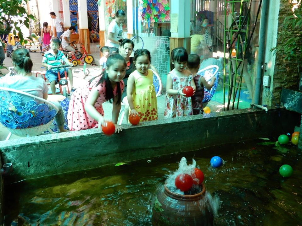 Quán cà phê, khu vui chơi trẻ em nhộn nhịp ngày lễ - 4 Quán cà phê, khu vui chơi trẻ em nhộn nhịp ngày lễ - 4