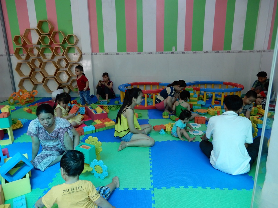 Quán cà phê, khu vui chơi trẻ em nhộn nhịp ngày lễ - 2 Các khu vui chơi cũng nhộn nhịp