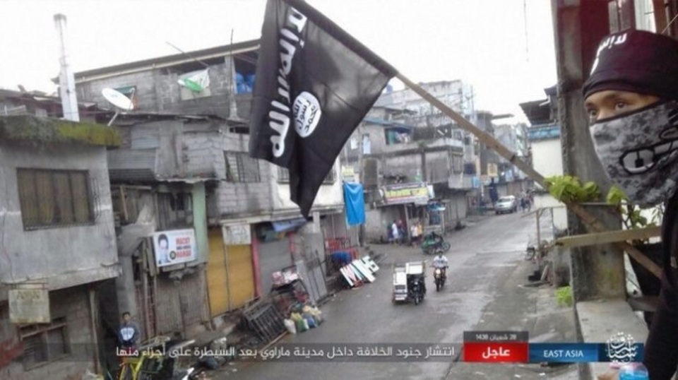 Bên trong "chảo lửa" của Philippines bị phiến quân chiếm giữ - 2
Phiến quân Maute tấn công Marawi từ chiều tối 23/5. Khi tới đây, chúng đã đốt phá nhiều nhà cửa, bắt cóc và hành quyết nhiều con tin. Chúng cắm cờ mang biểu tượng của Tổ chức Nhà nước Hồi giáo tự xưng (IS) ở nhiều nơi.