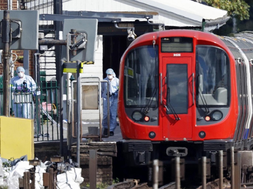IS nhận trách nhiệm vụ đánh bom tự chế trên tàu điện ngầm London - 1
Anh ráo riết truy tìm thủ phạm vụ đánh bom trên tàu điện ngầm ở London ngày 15/9. (Ảnh: AFP)