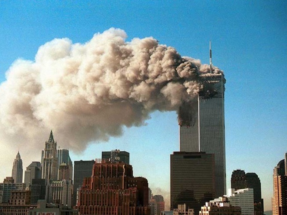 IS âm mưu đánh lớn, al-Qaeda lại trỗi dậy - 1
Tòa tháp đôi tại Trung tâm thương mại thế giới ở New York, Mỹ bị tấn công khủng bố hồi 11-9-2001. Ảnh: GETTY