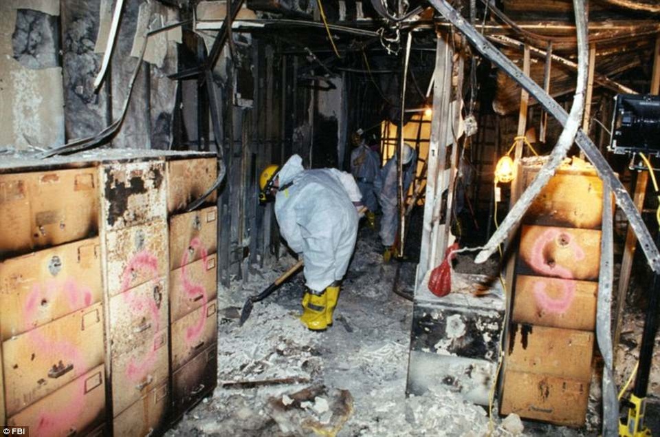 FBI công bố ảnh Lầu Năm Góc tan hoang sau vụ khủng bố 11/9 - 11 Nhân viên vệ sinh dọn dẹp đống tro tàn sau vụ khủng bố tại Lầu Năm Góc. Đồ đạc bên trong cũng bị thiêu rụi hoặc biến dạng.