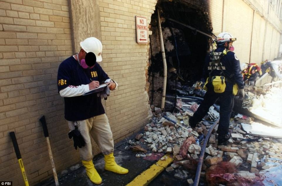 FBI công bố ảnh Lầu Năm Góc tan hoang sau vụ khủng bố 11/9 - 13 Sau khi bị máy bay tấn công, Lầu Năm Góc xuất hiện nhiều lỗ thủng lớn bên trong tòa nhà.