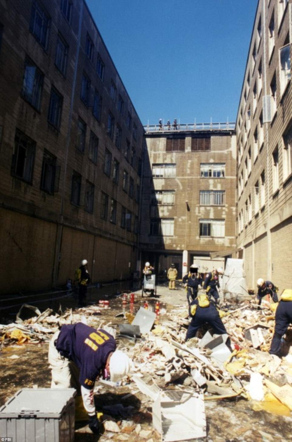 FBI công bố ảnh Lầu Năm Góc tan hoang sau vụ khủng bố 11/9 - 17 Các nhân viên của FBI dùng tay tìm kiếm các vật dụng cần thiết cho việc điều tra tại trụ sở Bộ Quốc phòng Mỹ.