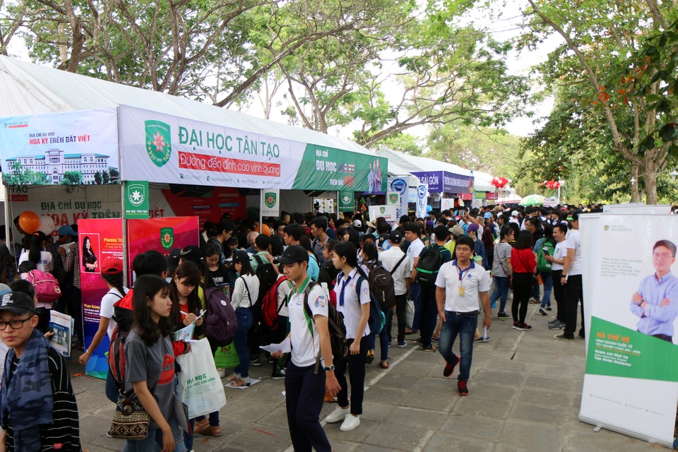 Hơn 1.000 lượt học sinh xin được xét tuyển vào ĐH Tân Tạo năm 2017 - 1 Khung cảnh tư vấn tuyển sinh tấp nập trước gian hàng TTU.