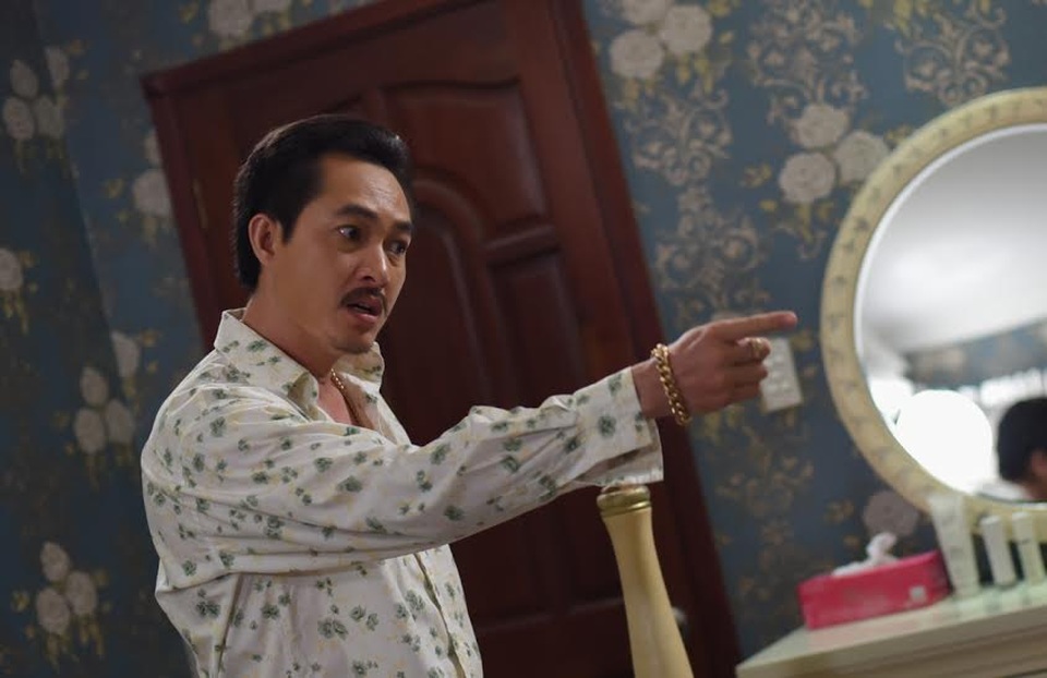 Cuộc sống thăng trầm của dàn diễn viên “Hướng nghiệp” sau 12 năm - 3 Nhiều năm gắn bó với các vai diễn trên màn ảnh nhỏ, Khương Thịnh lột xác trong phim Danh vọng phù hoa. Anh khiến khán giả bất ngờ khi hóa thân vào vai ông bầu Quang Tuấn với một bộ ria mép dày và ánh mắt luôn ẩn chứa nhiều mưu đồ lừa lọc.