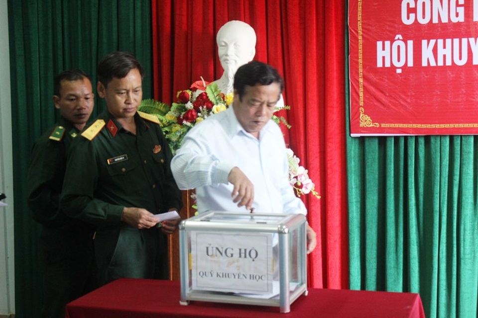 Quảng Trị: Phát triển phong trào khuyến học tại đảo Cồn Cỏ - 2 Đại diện các cơ quan, đơn vị ủng hộ Qũy khuyến học