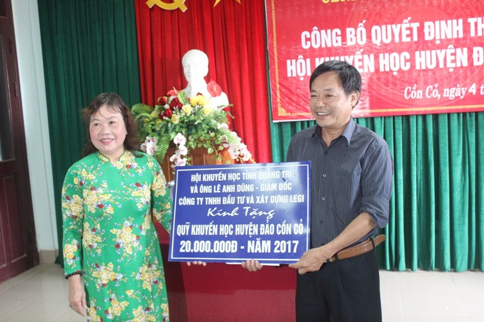 Quảng Trị: Phát triển phong trào khuyến học tại đảo Cồn Cỏ - 3 Bà Nguyễn Thị Hồng Vân thay mặt nhà tài trợ trao quà cho Hội khuyến học