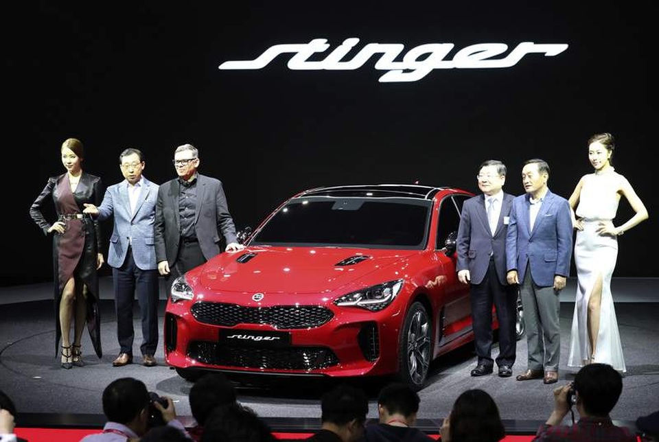 KIA Stinger làm "sao" tại Triển lãm ô tô Seoul 2017 - 1
Ra đời ở Frankfurt (Đức), mẫu sedan dẫn động cầu sau này được phát triển dựa trên chiếc GT concept ra mắt năm 2011.