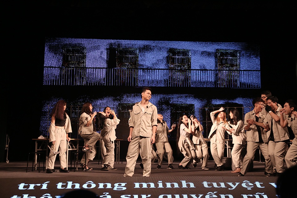 Học sinh truyền thông điệp “thức tỉnh cộng đồng” bằng nhạc kịch - 3
Lê Minh Anh vào vai Eli - “hotboy” của trại cải tạo