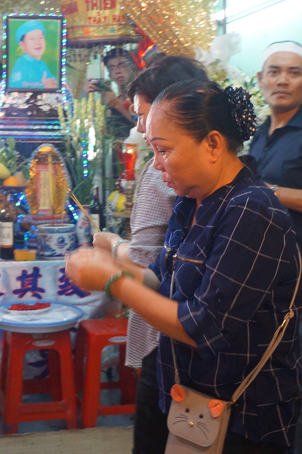 Nghệ sĩ Kiều Mai Lý chia sẻ, chị rất bàng hoàng khi hay tin nghệ sĩ Khánh Nam đột ngột qua đời. Từng diễn hài chung với nhau nên chị rất quý danh hài Khánh Nam ở cách sống. Anh làm nghề luôn kính trên, nhường dưới, hiền lành và rất nhiệt huyết với nghề.