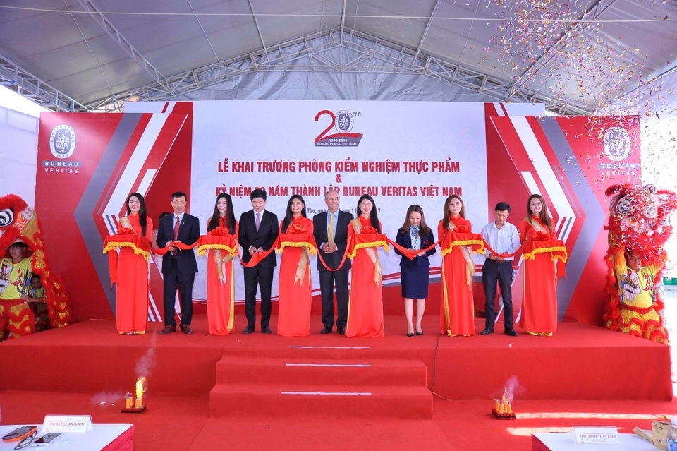 Bureau Veritas Việt Nam đầu tư phòng kiểm nghiệm thực phẩm 2 triệu euro tại Cần Thơ - 1 Ban Giám đốc Bureau Veritas Việt Nam cắt băng khai trương Phòng Kiểm nghiệm Thực phẩm tại TP. Cần Thơ.