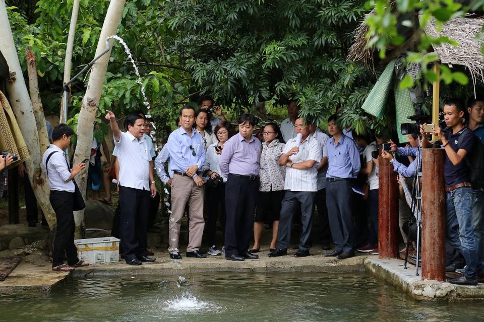 Đà Nẵng: Chấn chỉnh hàng loạt khu du lịch không phép tại Hải Vân - 1 Phó Chủ tịch Đặng Việt Dũng kiểm tra các khu du lịch không phép ở suối Lương