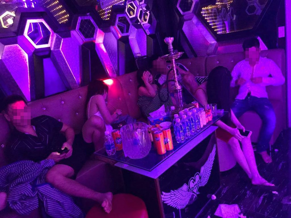 Vụ thác loạn trong karaoke “chui” ở Sài Gòn: 82 người dương tính ma tuý - 5 Bên trong nhà hàng Happy thời điểm công an ập vào kiểm tra