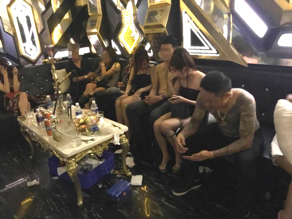 Vụ thác loạn trong karaoke “chui” ở Sài Gòn: 82 người dương tính ma tuý - 6 Nhiều thanh niên không mặc áo, xăm trổ khắp mình.