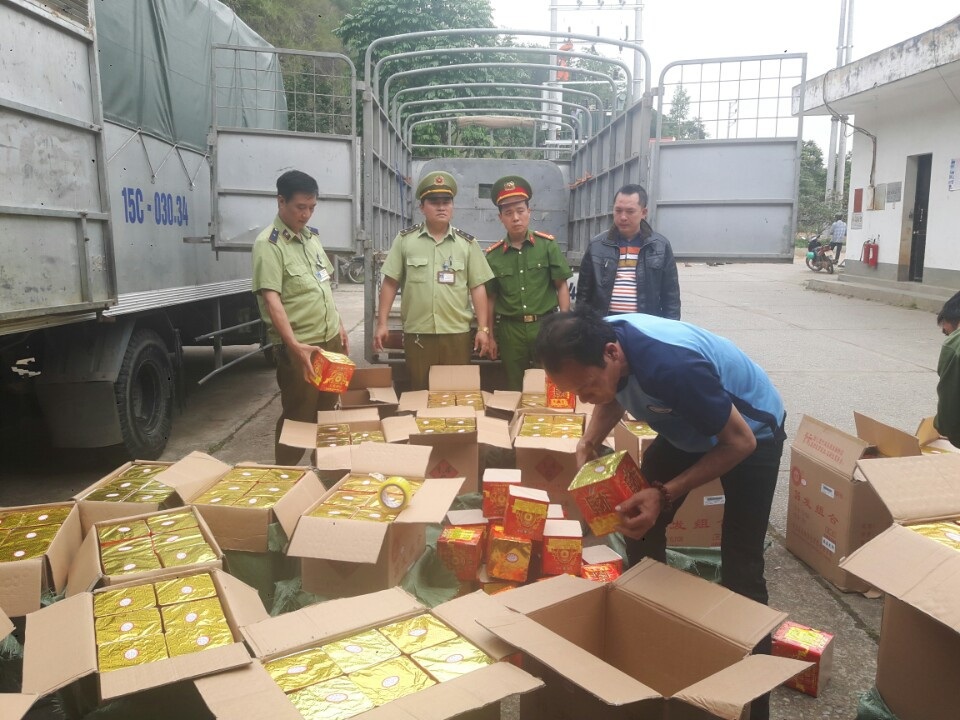 Trao thưởng vụ bắt giữ xe ô tô tải vận chuyển gần 7 tạ pháo nổ trái phép - 1
Lực lượng chức năng kiểm tra gần 7 tạ pháo nổ bị bắt giữ