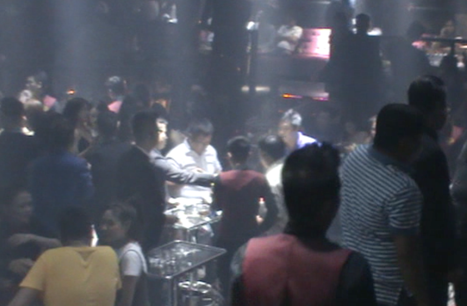 Gần 30 người dương tính với ma túy trong quán bar ở trung tâm Sài Gòn - 1 Bên trong quán bar Las Vegas lúc công an kiểm tra