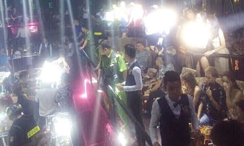 Chó nghiệp vụ phát hiện nhiều viên nén nghi ma tuý, khi kiểm tra quán bar - 2 Bên trong quán bar 212 thời điểm cảnh sát đột kích