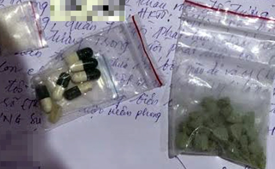 Chó nghiệp vụ phát hiện nhiều viên nén nghi ma tuý, khi kiểm tra quán bar - 3 Nhiều viên nén nghi ma túy bị công an thu giữ