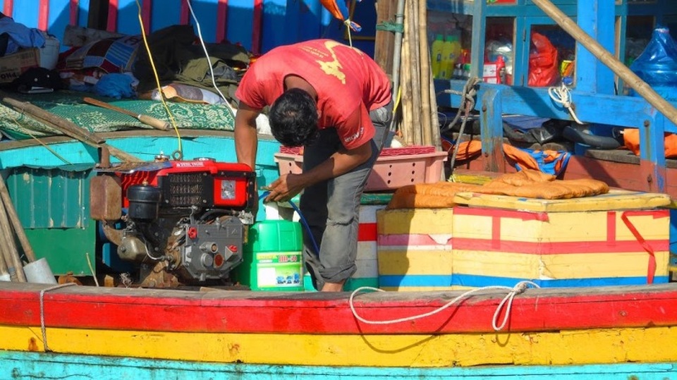 Ngư dân hào hứng chuẩn bị chuyến ra khơi đầu năm - 2 Kiểm tra, tu sửa lại tàu thuyền để chuẩn bị ra khơi