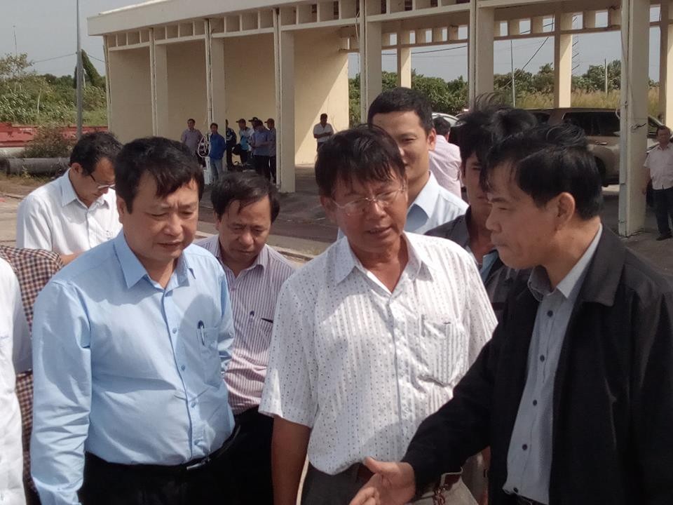 Bão áp sát Côn Đảo, hủy toàn bộ các chuyến bay đi/đến vùng tâm bão - 3 Sáng nay đoàn công tác của Ban Chỉ đạo Trung ương về phòng, chống thiên tai do Bộ trưởng Bộ NN&PTNT Nguyễn Xuân Cường (bìa phải) dẫn đầu đã đến kiểm tra khu neo đậu tàu thuyền Xẻo Nhàu - Kiên Giang.