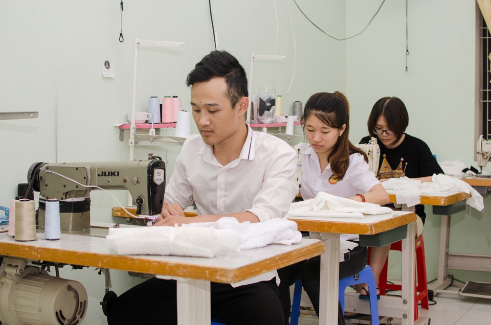 Khởi nghiệp: Kiếm vài chục triệu đồng/tháng từ nhu cầu của chị em công sở - 4 May tại xưởng của cửa hàng