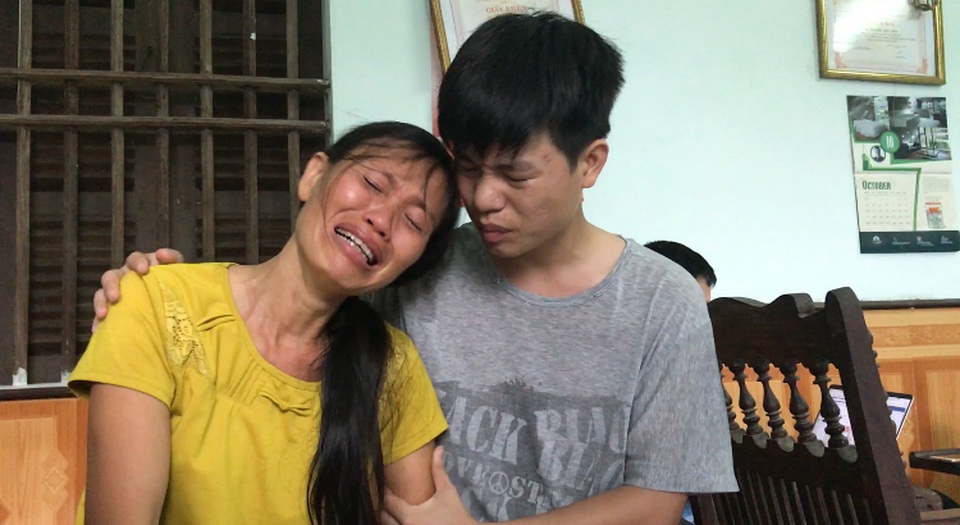 Sẽ đánh giá sức khỏe thực tế của thí sinh 27,35 điểm đăng ký vào Học viện Quân y - 2
Bà Đỗ Thị Ninh mẹ Kiên khóc nức nở khi con gặp rắc rối trong việc nộp hồ sơ xét tuyển vào Học viện Quân y