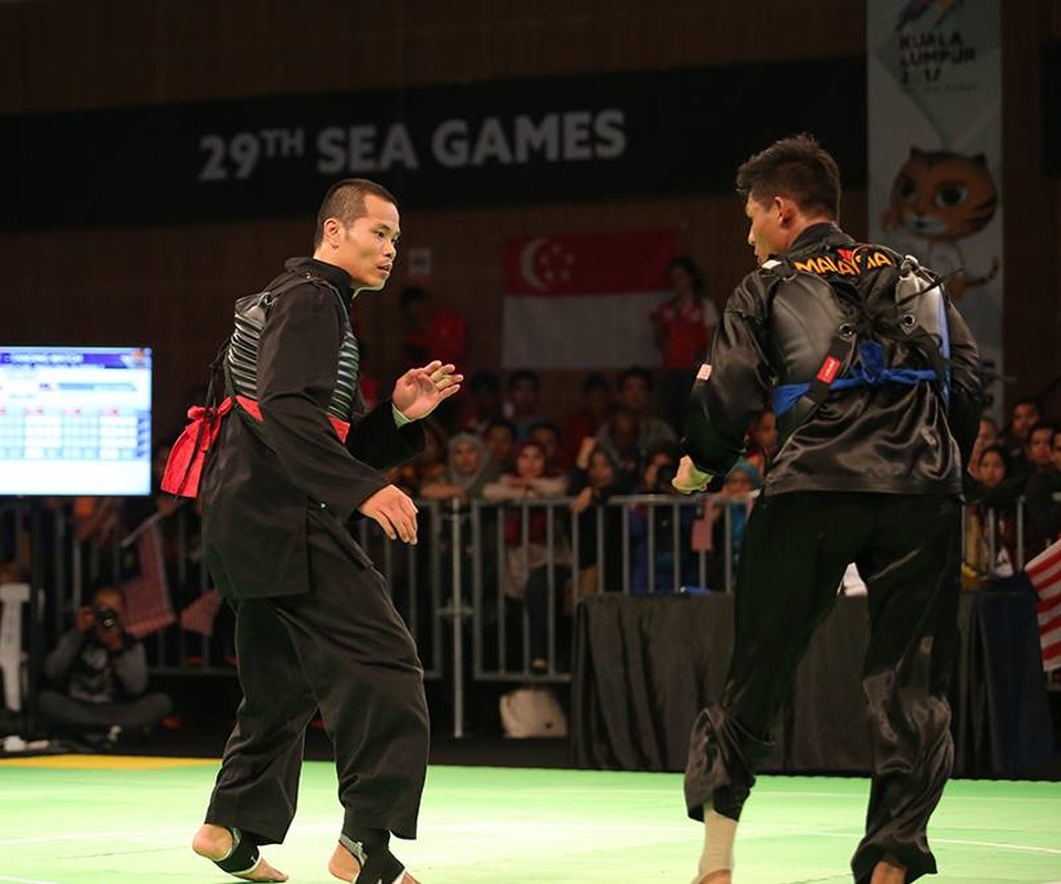 Nhật ký SEA Games 29 ngày 29/8: Pencak Silat giành ba tấm HCV - 12
Lê Sĩ Kiên (trái) đã không thể thắng võ sĩ của nước chủ nhà, ảnh: Q.H