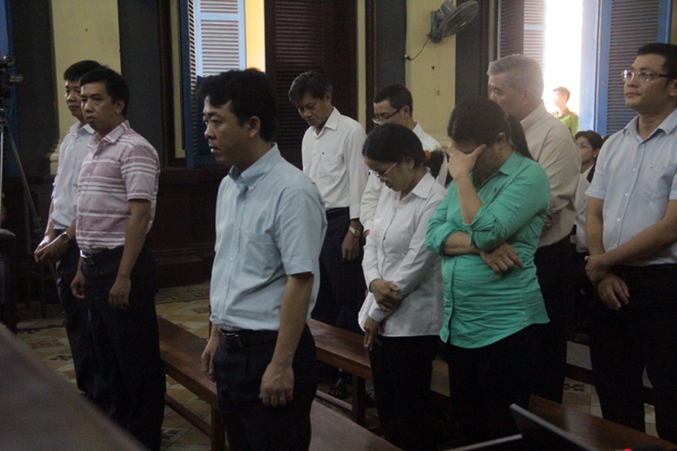 Kiến nghị làm rõ hành vi sai phạm hàng loạt cán bộ của Bộ Y tế - 1 
Các bị cáo nghe tòa tuyên án.