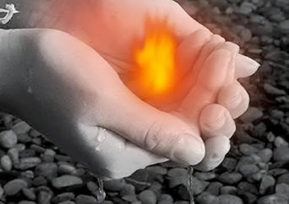 Lý giải những điều kiêng kỵ ngày đầu năm - 2 Có nhiều quan niệm khác nhau về việc cho lửa.