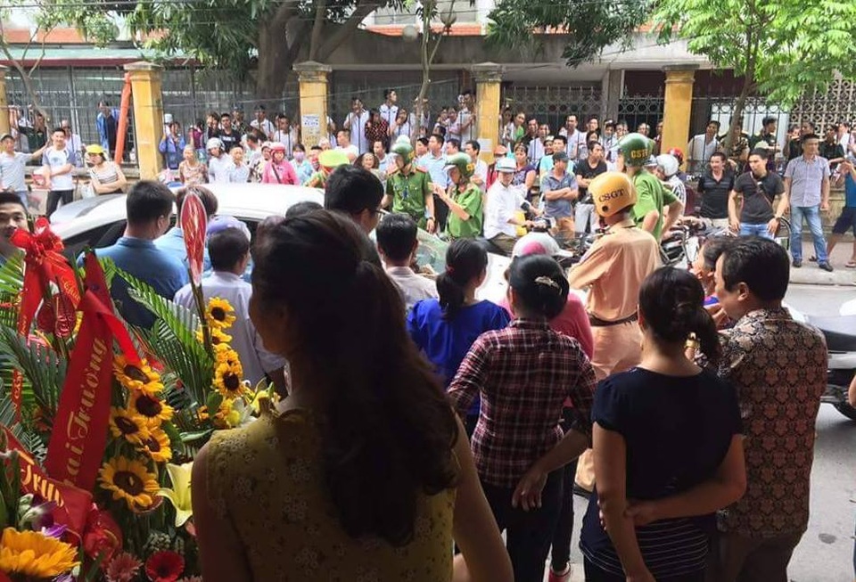 "Kiều nữ" Hải Dương lái xe ngược chiều gây náo loạn trên phố - 2 Sự việc thu hút được nhiều người dân hiếu kỳ vây quanh (ảnh CTV)