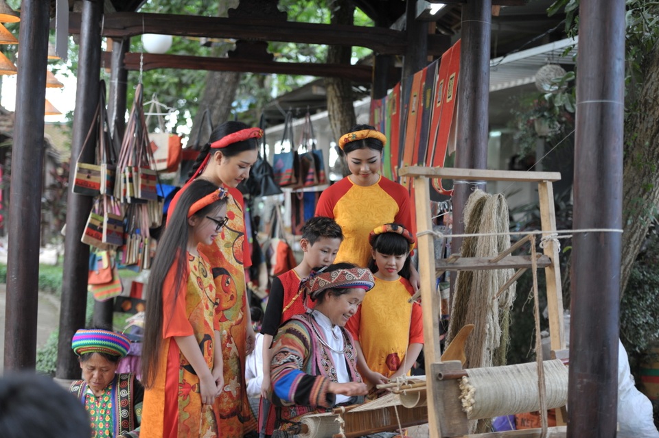 Nói về cảm nhận khi đến Huế, Thanh Tú chia sẻ: “Đây là lần thứ ba Thanh Tú đến Huế, hai lần trước Tú về Huế đi du lịch. Tại kỳ Festival làng nghề này Thanh Tú đã trải nghiệm được về những nét đẹp của Huế. Tú rất yêu thích Huế và luôn muốn được đến Huế để có những trải nghiệm khác biệt. Lần này có chị Ngọc Hân người đã gắn bó 10 năm với Huế qua các kỳ Festival, chị đã dẫn Tú đi thưởng thức rất nhiều món ăn ngon của Huế rất thích. Thanh Tú hy vọng năm nào cũng được quay lại Huế với các chương trình Festival tiếp theo”.