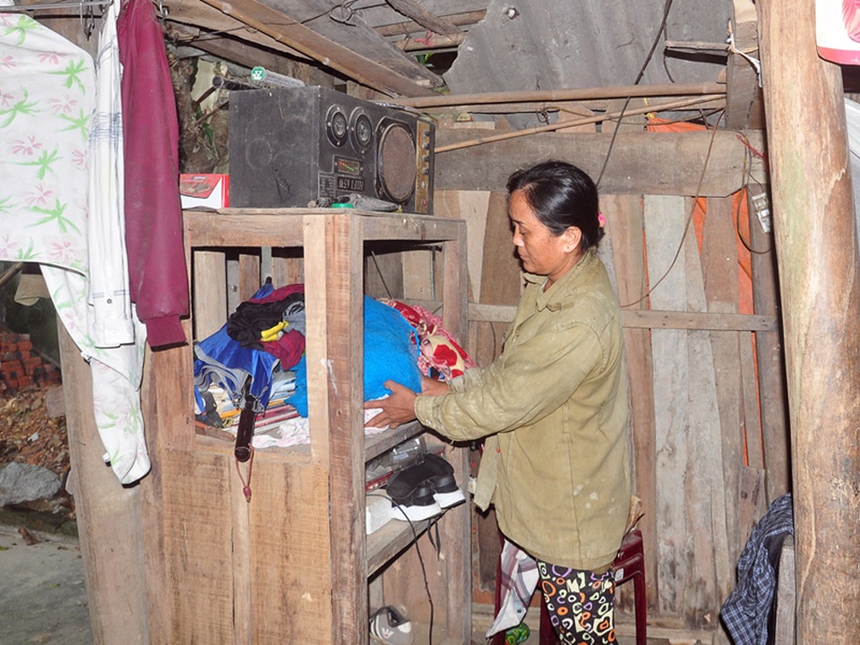 Quá nghèo, nam sinh trúng tuyển vào Học viện Ngân hàng phải từ bỏ ước mơ - 1 18 năm trôi qua là cả một chuỗi thời gian dài chị Anh làm tất cả mọi thứ để nuôi đứa con trai nên người.