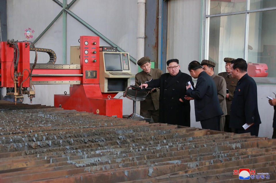 Ông Kim Jong-un muốn đưa ô tô Triều Tiên sánh ngang thế giới - 2 Theo KCNA, ông Kim Jong-un bày tỏ sự hài lòng với những gì mà các công nhân trong nhà máy 16/3 từng làm, khẳng định công sức của họ đã góp phần mang lại sự thịnh vượng cho đất nước Triều Tiên. Nhà lãnh đạo Triều Tiên tin rằng nước này đã xây dựng một nền công nghiệp ô tô hiện đại và nhà máy 16/3 đóng vai trò như một nền tảng quan trọng. (Ảnh: Reuters)