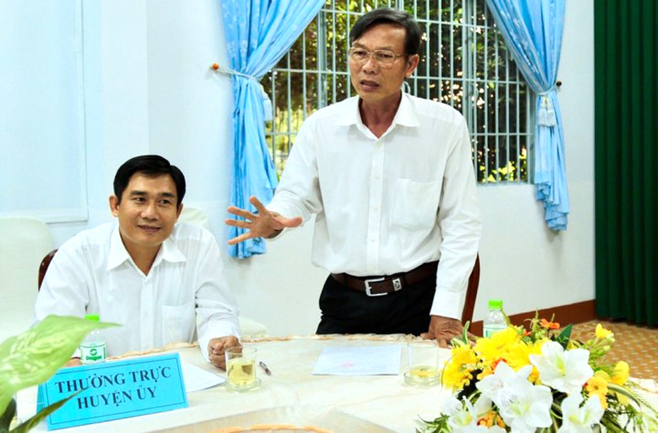 Vụ "xẻ thịt" đất nông nghiệp gây chấn động: Trách nhiệm chỉ ở cấp xã? - 3 Ông Phạm Hồng Kim, Chủ tịch HĐND huyện Cần Giuộc cho rằng, nếu quy trách nhiệm cụ thể, hầu hết trách nhiệm, chức năng là của ông Chủ tịch xã do ông làm không tới nơi, tới chốn, không sát rồi dẫn đến những sai phạm đó.