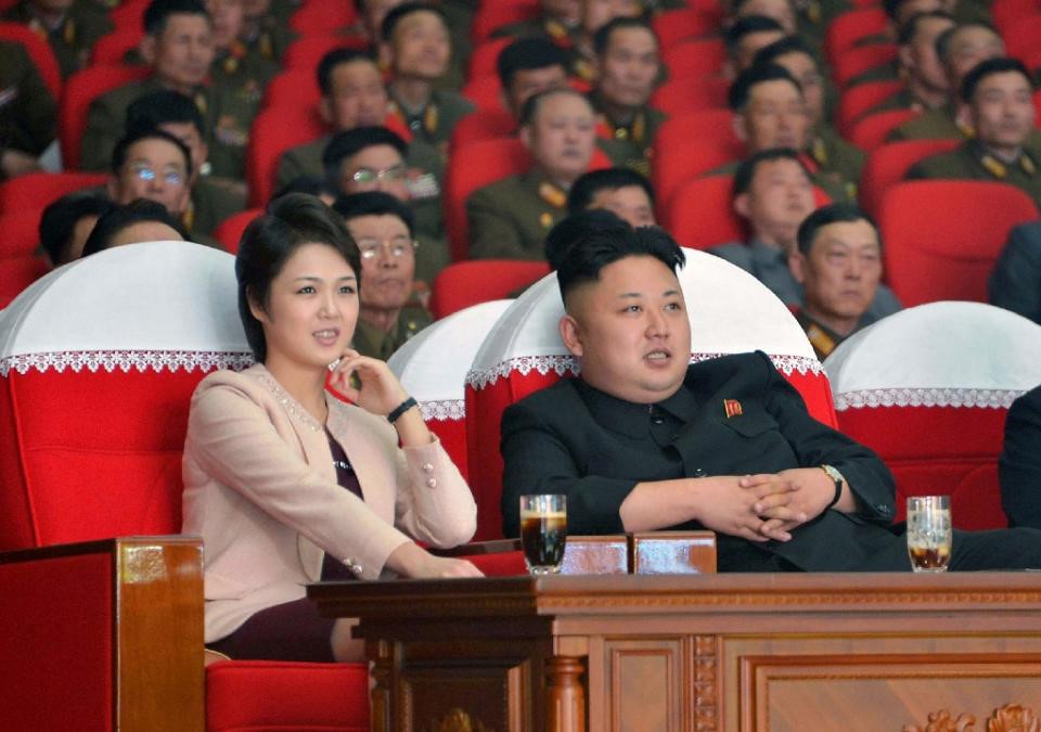 Tình báo Hàn Quốc tiết lộ hiếm hoi về 3 người con của ông Kim Jong-un - 1
Nhà lãnh đạo Triều Tiên Kim Jong-un và phu nhân (Ảnh: Reuters)