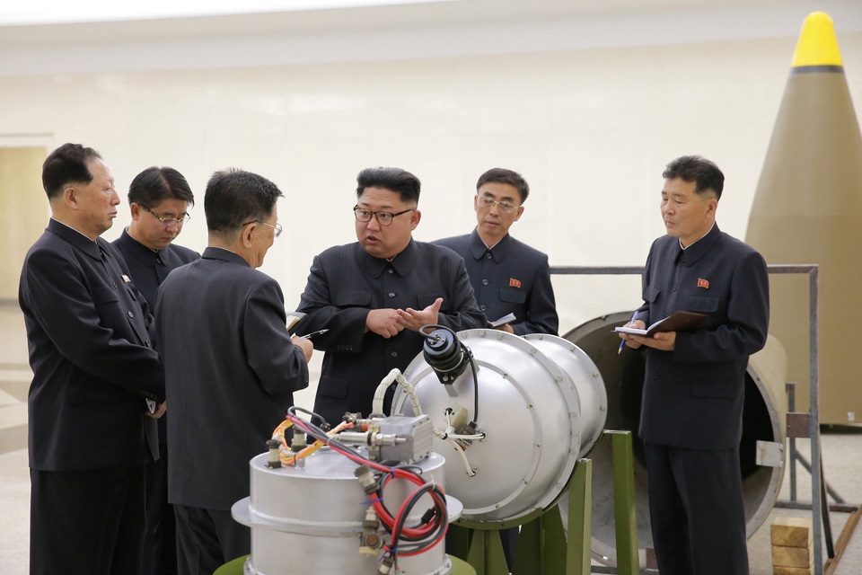Người Triều Tiên vui mừng sau vụ thử hạt nhân “thành công hoàn hảo” - 2 Ông Kim Jong-un thị sát vật thể được cho là đầu đạn hạt nhân (Ảnh: Reuters)
