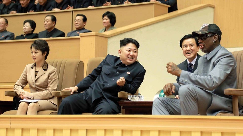 Tại sao ông Kim Jong-un tránh gặp quan chức nước ngoài tới Triều Tiên? - 2 Nhà lãnh đạo Kim Jong-un và phu nhân vui vẻ xem bóng rổ cùng ngôi sao Dennis Rodman tại Bình Nhưỡng (Ảnh: Reuters)