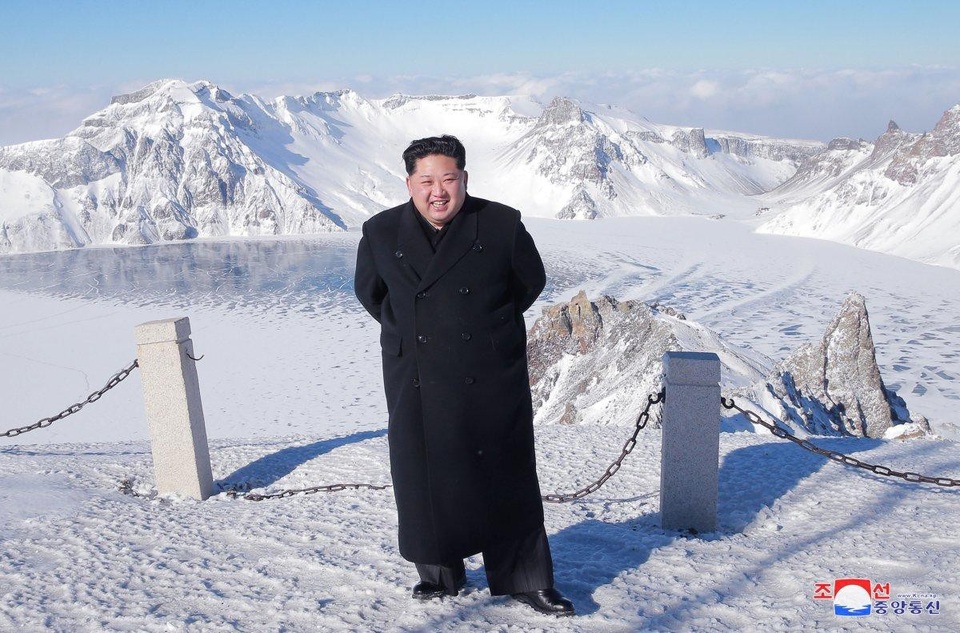 Triều Tiên nói ông Kim Jong-un có thể kiểm soát thời tiết - 1
Kim Jong-un leo lên đỉnh núi Paektu (Ảnh: Reuters)