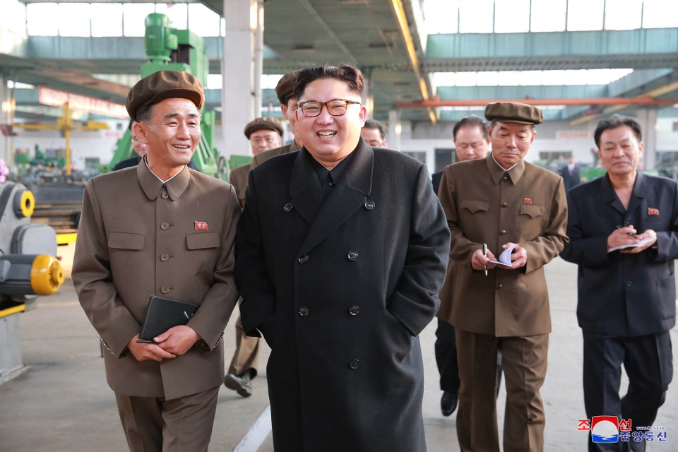 Ông Kim Jong-un muốn đưa ô tô Triều Tiên sánh ngang thế giới - 3 Tháp tùng nhà lãnh đạo Kim Jong-un trong chuyến thị sát tới nhà máy 16/3 có các quan chức quân sự và chính phủ Triều Tiên, bao gồm ông O Su-yong và Pak Thae-song - phó Chủ tịch Ủy ban trung ương đảng Lao động Triều Tiên. Ông Kim Jong-un kêu gọi tiếp tục phát triển nhà máy 16/3 để cơ sở này “đáp ứng nhu cầu ngày càng tăng của nền kinh tế Triều Tiên trong lĩnh vực vận tải, cũng như nâng cao năng lực quốc phòng của Bình Nhưỡng”. (Ảnh: Reuters)