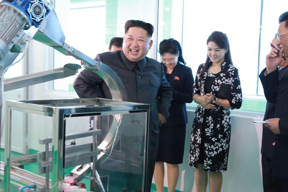 Đệ nhất phu nhân Triều Tiên tái xuất sau thời gian vắng bóng - 2 Nhà lãnh đạo Triều Tiên và phu nhân đã tới thăm một loạt phòng ban tại nhà máy sản xuất mỹ phẩm như phòng thiết kế, phòng bán hàng, viện nghiên cứu, phòng thí nghiệm, phòng thử mẫu,… (Ảnh: KCNA)