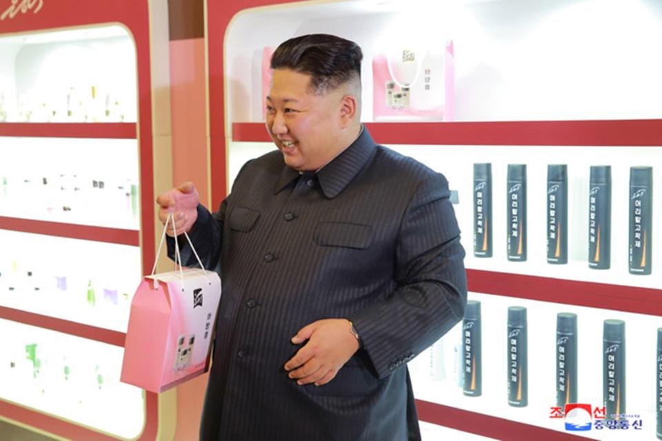 Đệ nhất phu nhân Triều Tiên tái xuất sau thời gian vắng bóng - 7 Theo KCNA, nhà lãnh đạo Triều Tiên không chỉ ấn tượng với sự đa dạng của các loại mỹ phẩm do nhà máy sản xuất mà còn đánh giá cao phần bao bì đóng gói đẹp mắt của các sản phẩm này. Ông cũng tự hào nói rằng giấc mơ giúp “mọi phụ nữ trở nên xinh đẹp hơn” đã trở thành hiện thực. (Ảnh: KCNA)