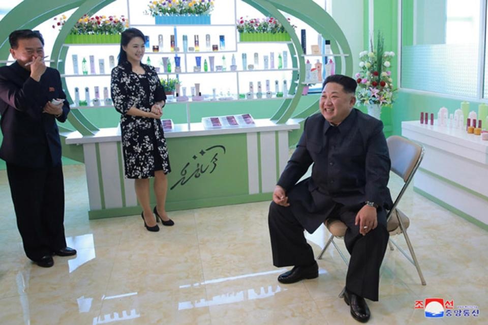 Đệ nhất phu nhân Triều Tiên tái xuất sau thời gian vắng bóng - 4 Theo nguồn tin tình báo Hàn Quốc, phu nhân nhà lãnh đạo Kim Jong-un năm nay 28 tuổi. Bà được biết đến là người có gu thời trang theo phong cách phương Tây và có 3 người con với ông Kim Jong-un. (Ảnh: KCNA)